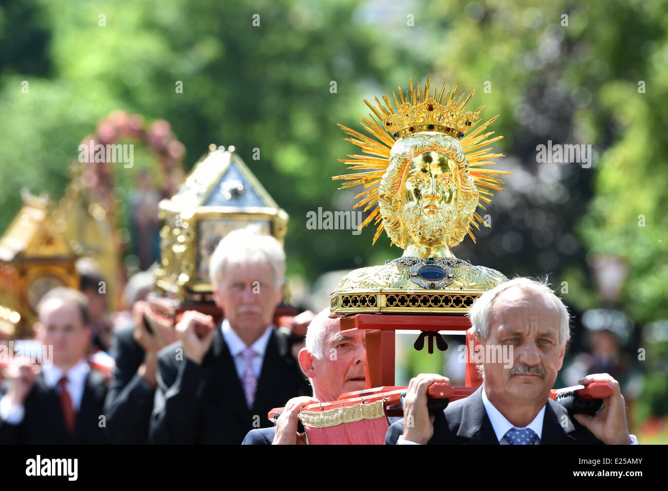 Reichenau, Deutschland. 16. Juni 2014. Mädchen tragen während der Prozession auf dem Heiligen Blut-Festival auf der Insel Reichenau, Deutschland, 16. Juni 2014 eine Büste von Christus auf ihren Schultern. Das Relikt, das Zentrum der Prozession, soll blutgetränkten Erde von Golgatha, Teile des Kreuzes von Jesus und ein satin Stück Tuch getränkt mit dem Blut Christi enthalten. Die Statue wurde im Jahr 925 auf die Insel gebracht. Bildnachweis: Dpa picture Alliance/Alamy Live News Stockfoto Reichenau, Deutschland. 16. Juni 2014. Mädchen tragen während der Prozession auf dem Heiligen Blut-Festival auf der Insel Reichenau, Deutschland, 16. Juni 2014 eine Büste von Christus auf ihren Schultern. Das Relikt, das Zentrum der Prozession, soll blutgetränkten Erde von Golgatha, Teile des Kreuzes von Jesus und ein satin Stück Tuch getränkt mit dem Blut Christi enthalten. Die Statue wurde im Jahr 925 auf die Insel gebracht. Bildnachweis: Dpa picture Alliance/Alamy Live News Stockfoto