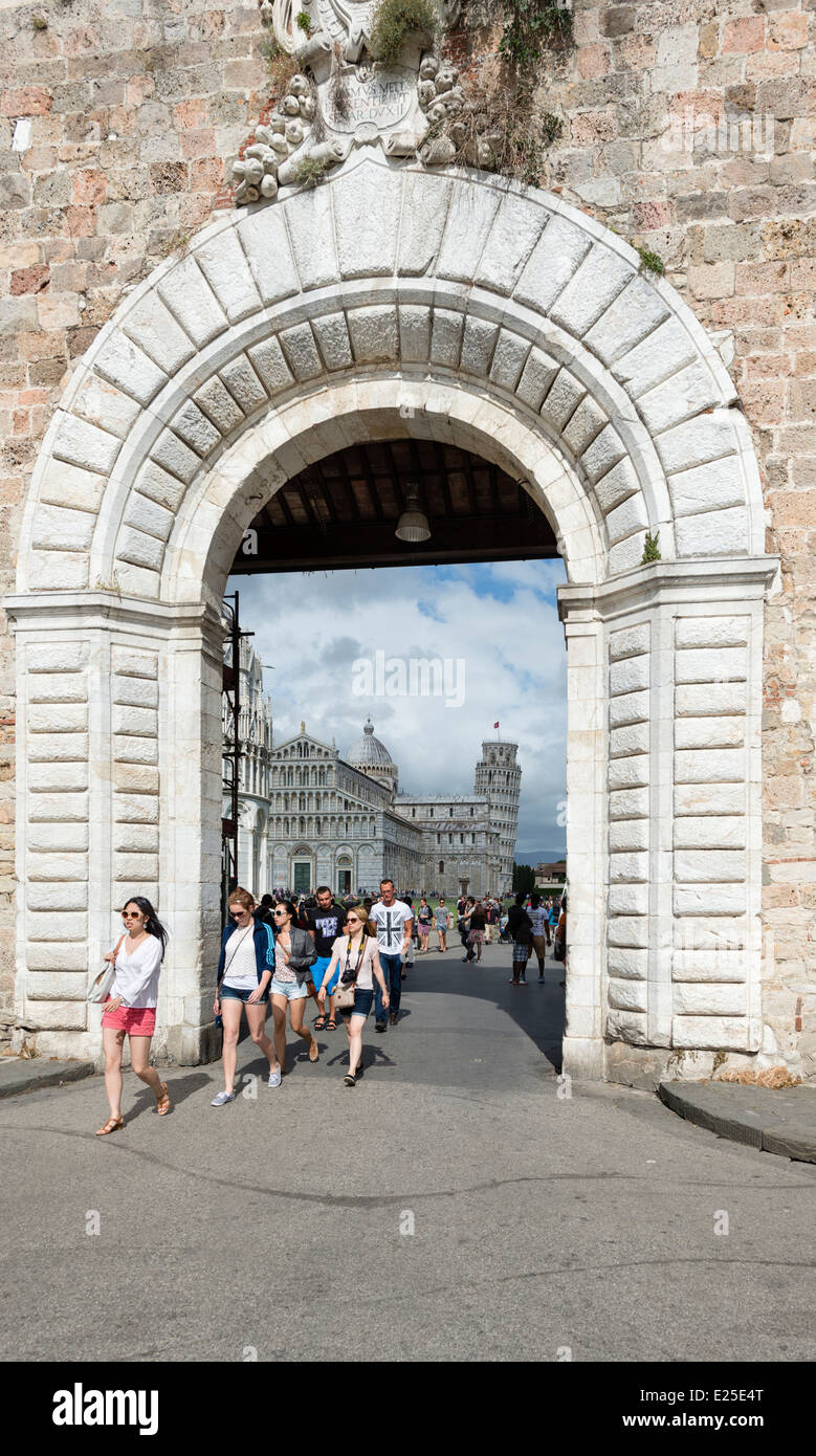 Das Westtor in Piazza dei Miracoli (Platz der Wunder) in Pisa Stockfoto