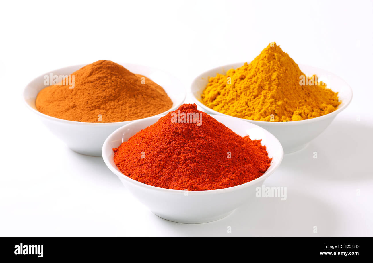 Schalen mit Curry-Pulver, Paprika und gemahlener Zimt Stockfoto