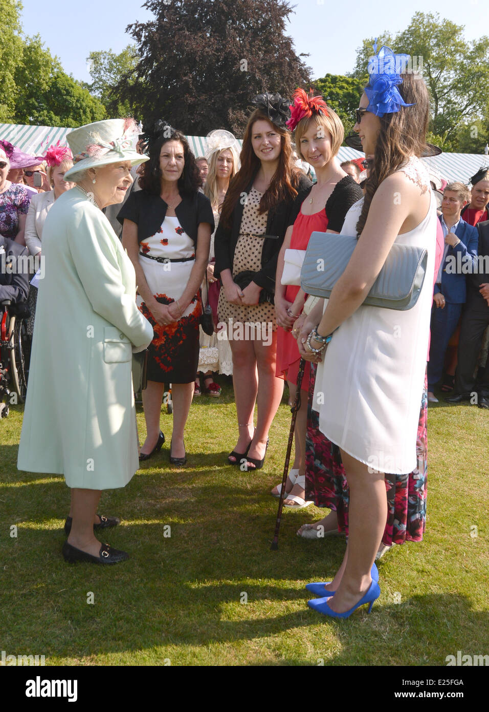 LONDON - UK - 6. Juni 2013: die britische Queen Elizabeth, begleitet von HRH The Duke of Edinburgh, Prinz Philip kümmert sich eine Garten-Party auf dem Gelände des Buckingham Palace in London.  Königliche Rota-Foto von Anthony Devlin/PA/Lieferung von Ian Jones Fotografie. . KEIN VERKAUF VON GROßBRITANNIEN WÄHREND 28 TAGEN.  Mitwirkende: Königin Elizabeth II wo: London, Vereinigtes Königreich bei: 6. Juni 2013 Stockfoto