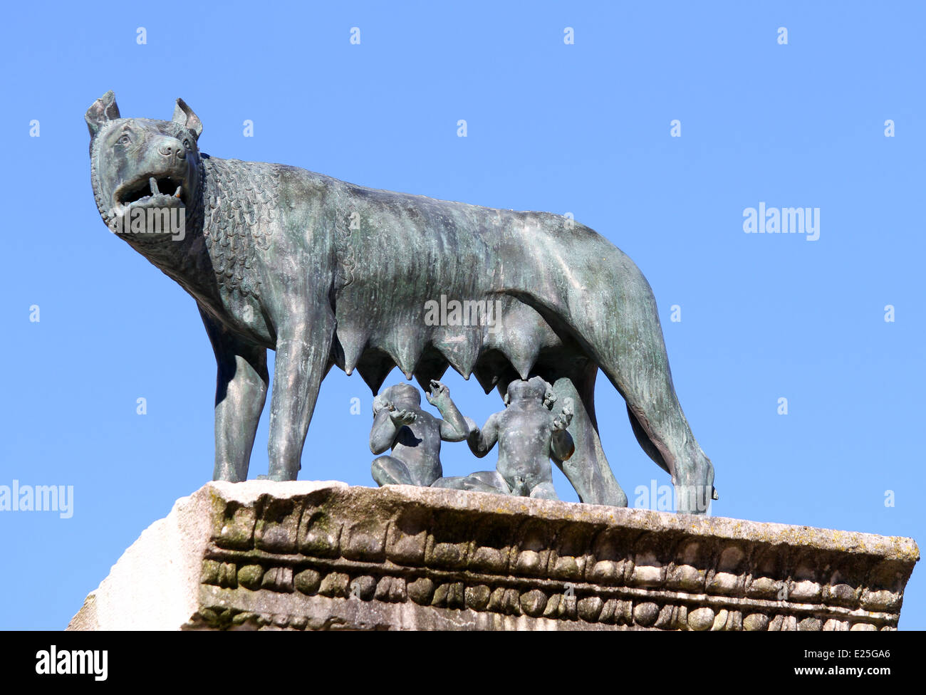 Die Wölfin Krankenpflege Zwillinge während der Gründer von Rom mit blauem Himmelshintergrund Stockfoto