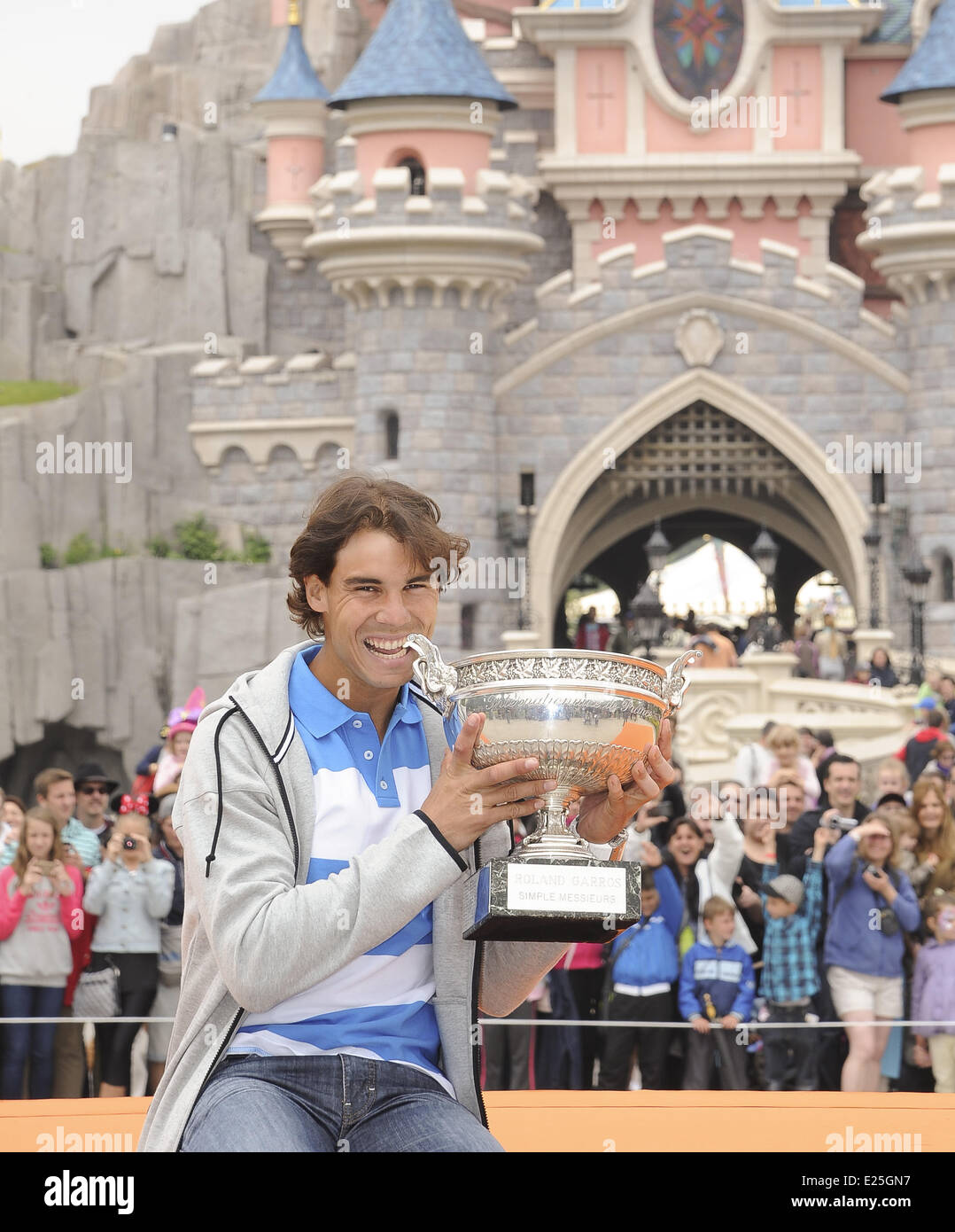 Rafael Nadal feiert seinen Sieg bei den French Open mit einem Besuch in Disneyland Paris Featuring: Rafael Nadal Where: Paris, Frankreich bei: 10. Juni 2013 Stockfoto