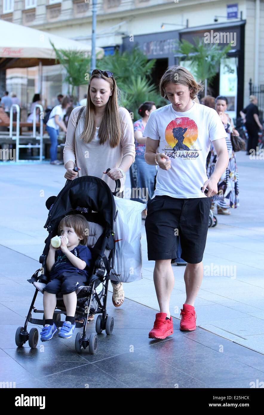 Modric Frau / Toată lumea la picioarele lui Modric. Poate candida la ... / Visit the frau online shop.