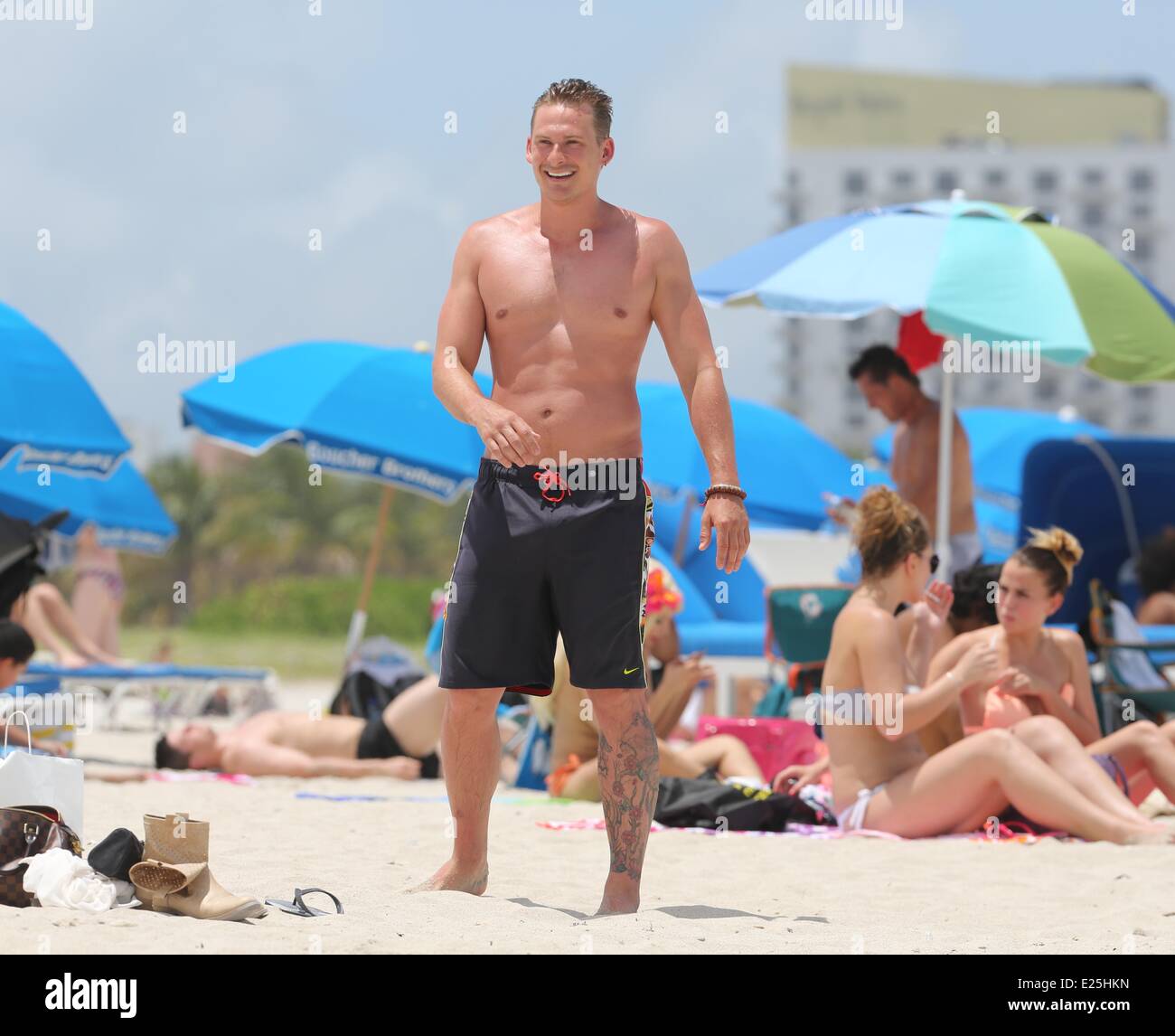 Duncan James und Lee Ryan von blau auf Urlaub im Nikki Beach Resort auf Miami Beach mit: Lee Ryan Where: Miami, Florida, USA bei: 25. Juni 2013 Stockfoto