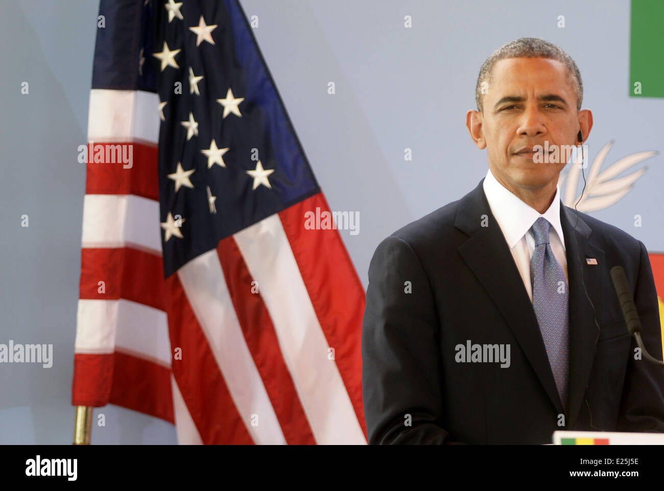 US-Präsident Barack Obama spricht bei einer bilateralen Pressekonferenz am Präsidentenpalast in Dakar, Senegal. Präsident Obama lavished Lob auf Senegal als ein Ausbund an Demokratie und sagte, dass die Nation, eine Fahrt zu good Governance in Afrika führte.  Mitwirkende: US-Präsident Barack Obama wo: Dakar, Senegal bei: 27. Juni 2013 Stockfoto