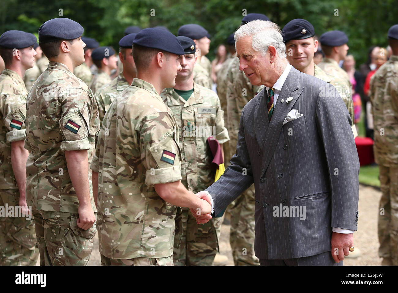 Prinz Charles, Prinz von Wales präsentiert Betrieb Medaillen an die Soldaten der Royal Dragoon Guards im Clarence House am 27. Juni 2013 in London, England. Königliche Rota Photo by Tim P. Whitby - Ian Jones Fotografie mit geliefert: Prinz Charles, Prince Of Wales wo: London, Vereinigtes Königreich bei: 27. Juni 2013 Stockfoto