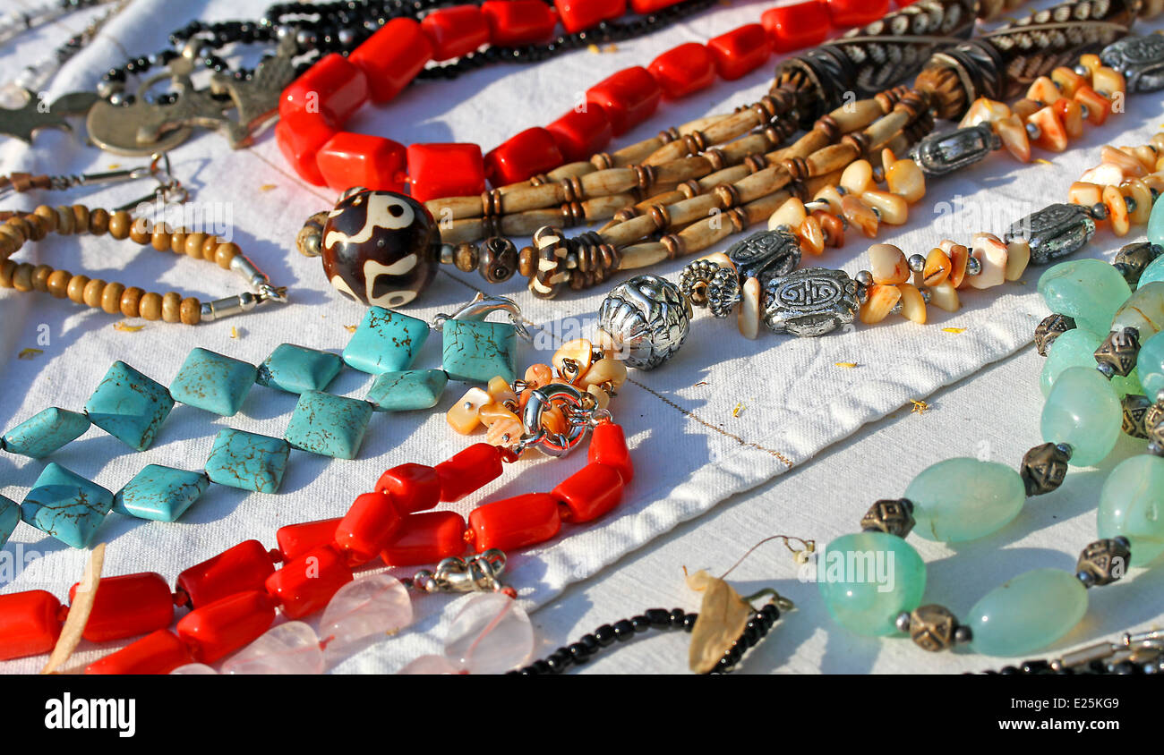 viele bunte Halsketten für Verkauf in den lokalen Marktstand in der Stadt 5 Stockfoto