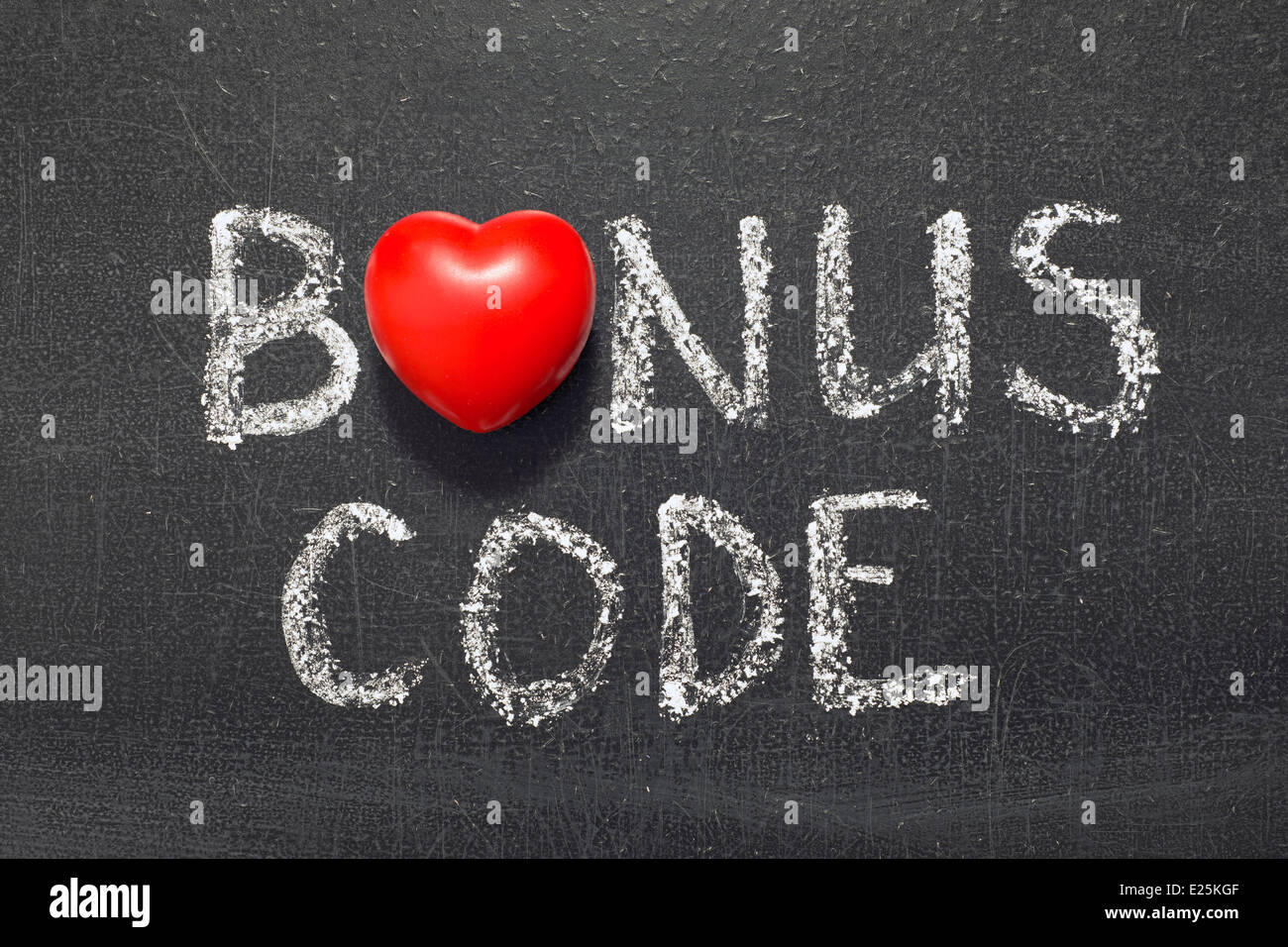 Bonus Code Satz handschriftlich auf Tafel mit Herzsymbol statt O Stockfoto