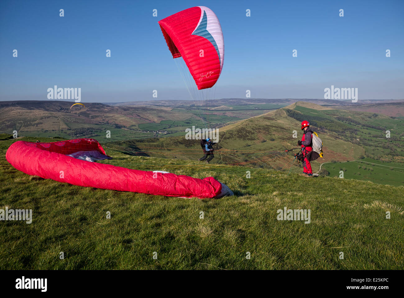 Gleitschirme in der Nähe von Castleton im Peak District Nationalpark Derbyshire England Stockfoto