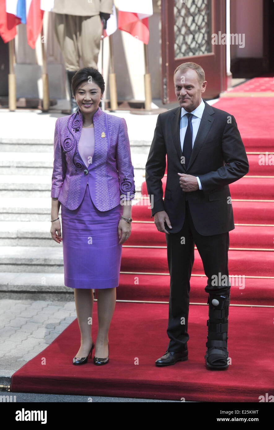 Premierminister von Thailand Yingluck Shinawatra wird begrüßt von der Premierminister von Polen Donald Tusk bei einem Besuch in Warschau Featuring: Donald Tusk, Yingluck Shinawatra wo: Warschau, Polen bei: 4. Juli 2013 Stockfoto