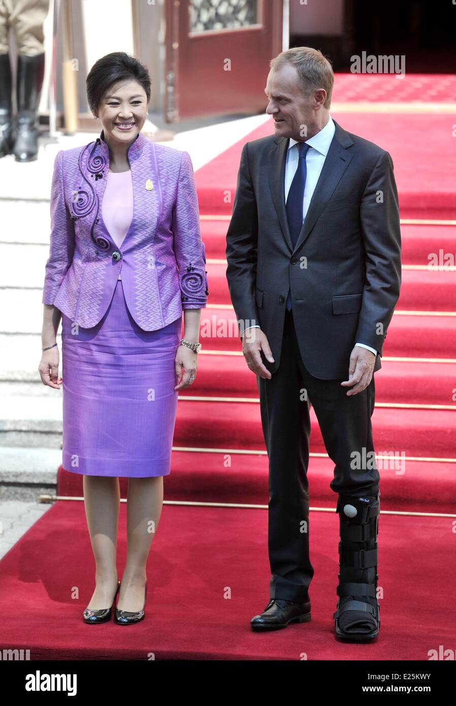 Premierminister von Thailand Yingluck Shinawatra wird begrüßt von der Premierminister von Polen Donald Tusk bei einem Besuch in Warschau Featuring: Donald Tusk, Yingluck Shinawatra wo: Warschau, Polen bei: 4. Juli 2013 Stockfoto