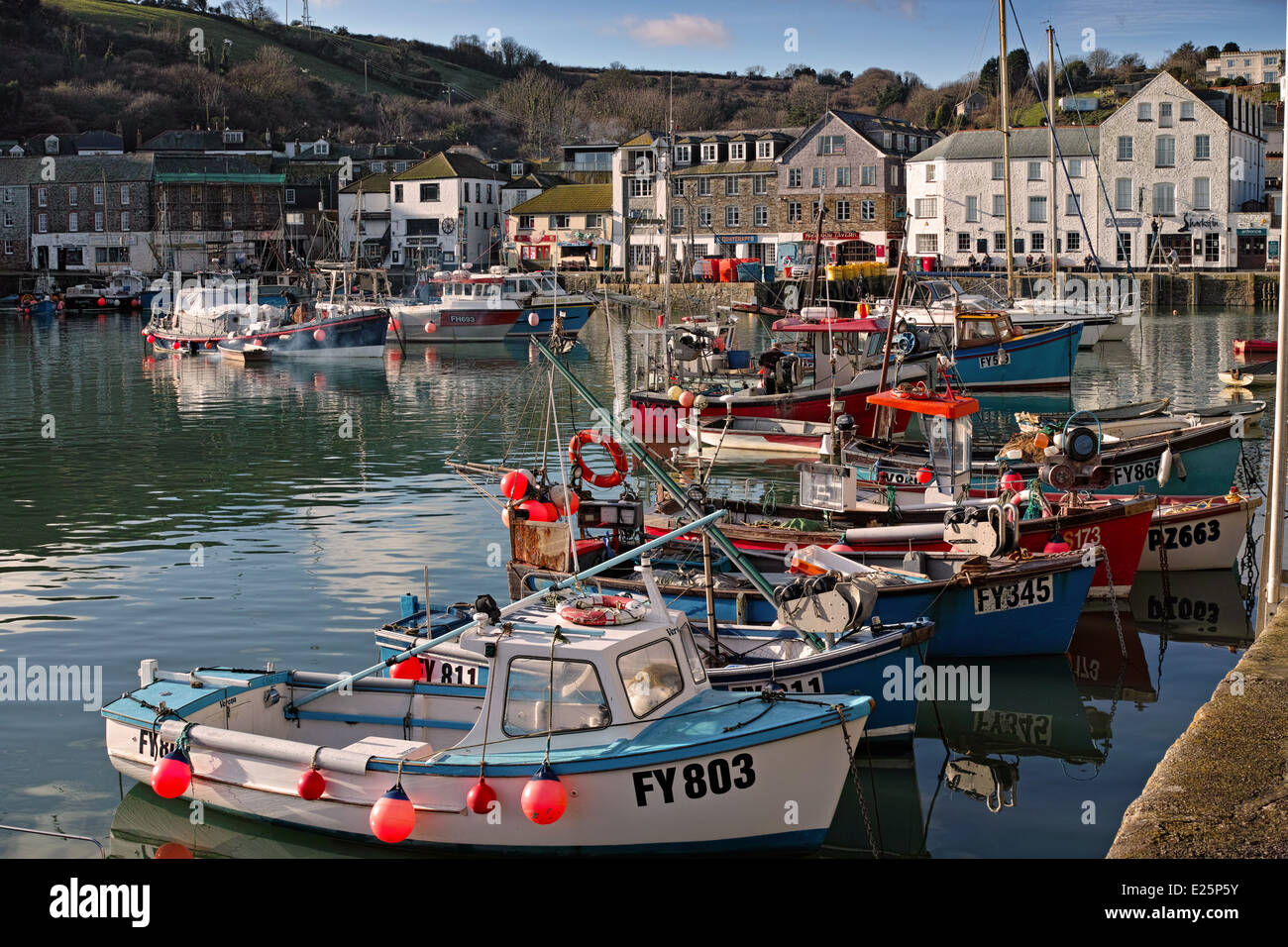 Mevagissey Hafen an einem frühen sonnigen Frühlingstag. Stockfoto