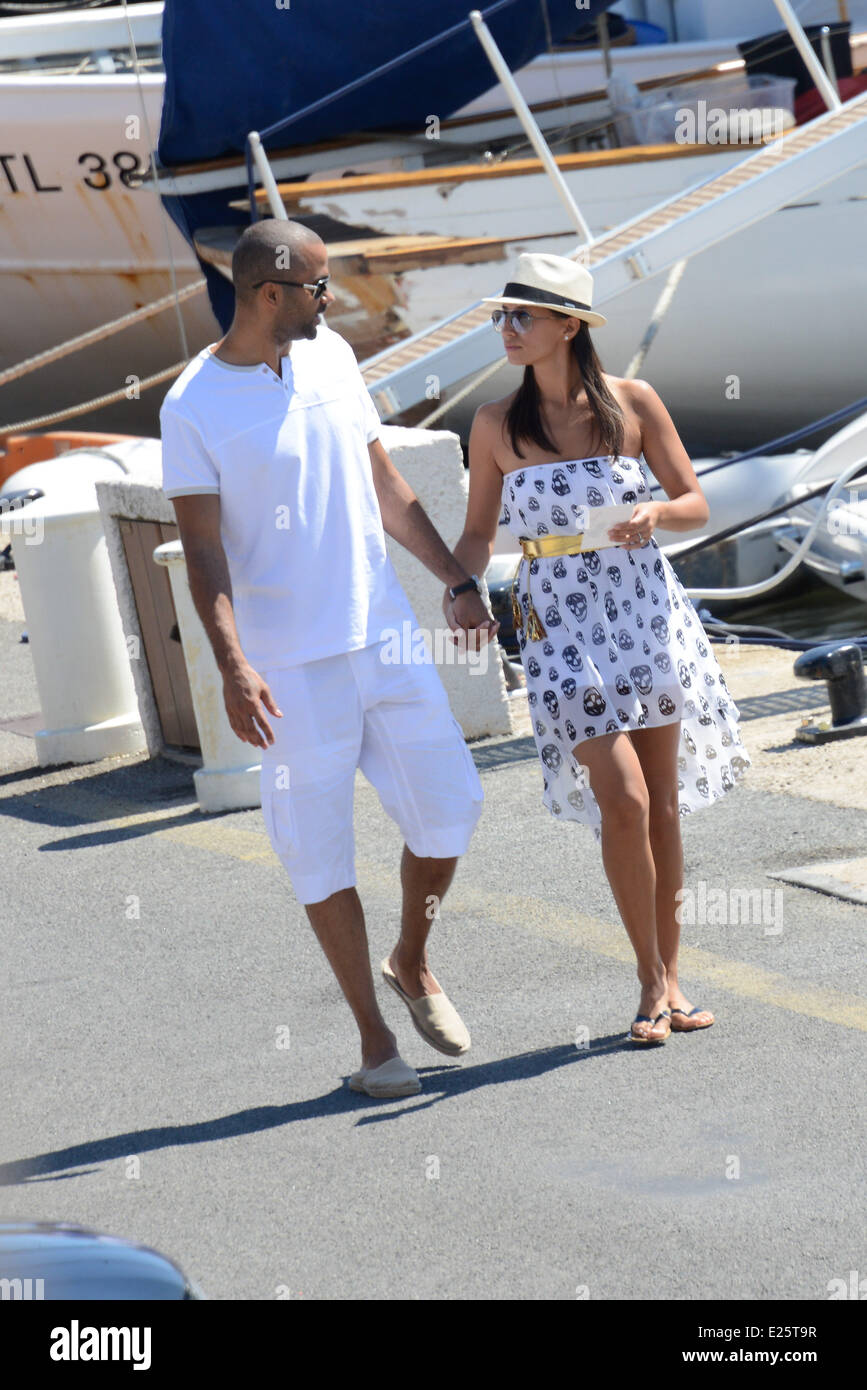 Tony Parker und seine Freundin, Axelle Francine verbringen Sie einen Urlaub in Saint Tropez Featuring: Tony Parker, Axelle Francine Where: Saint-Tropez, Frankreich bei: 20. August 2013 Stockfoto