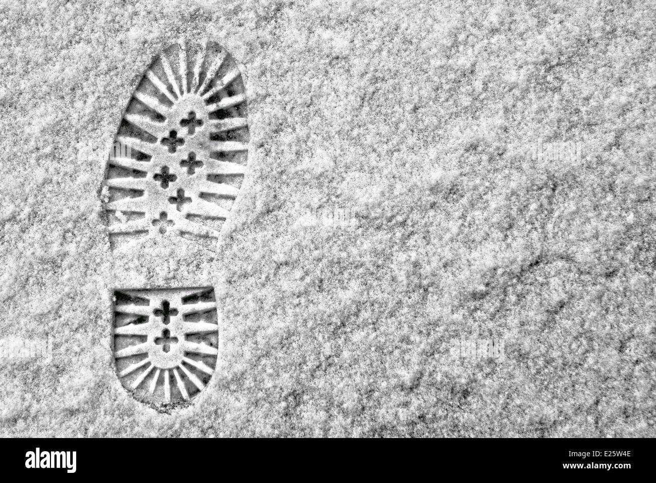 Einzelnen Fußabdruck im Schnee Stockfoto
