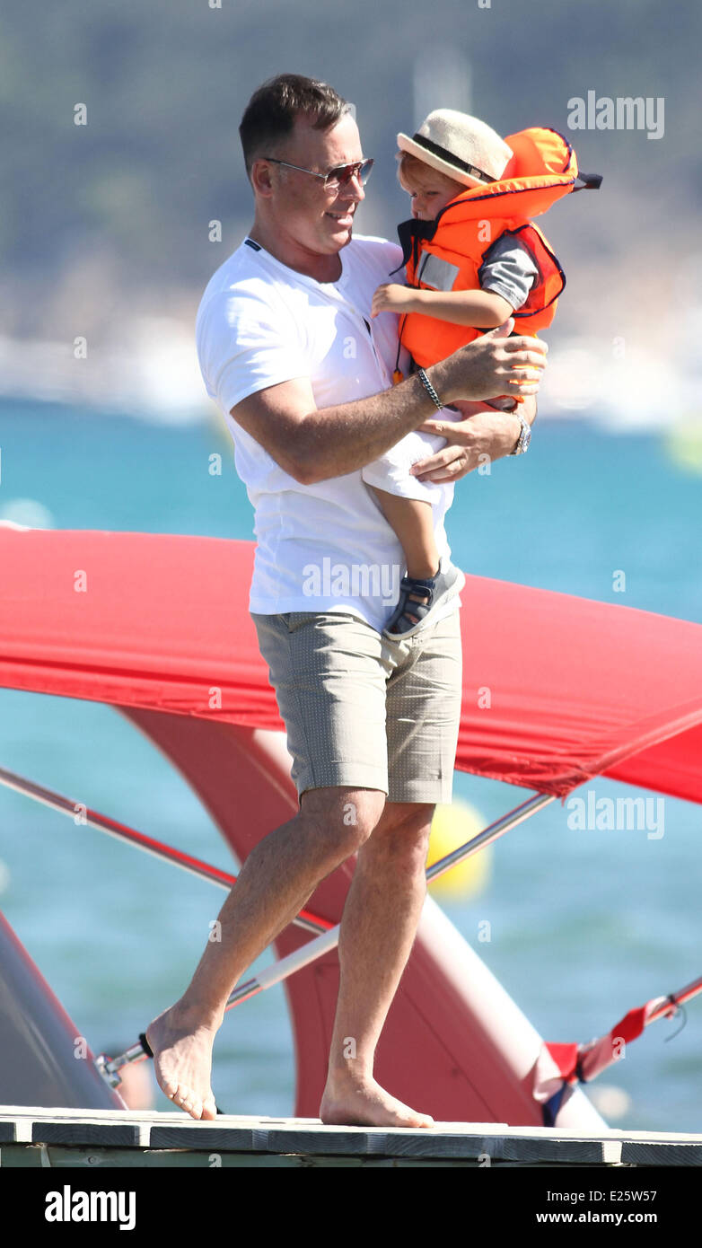 David Furnish, Neil Patrick Harris und David Burtka kommen mit ihren Kindern bei den Club-55 für das Mittagessen. Nach dem Mittagessen nehmen sie einen Spaziergang durch die Saint-Tropez Stadt.  Mit: David versorgen, Elias Joseph Daniel liefern John wo: Saint-Tropez, Frankreich bei: 9. August 2013 Stockfoto