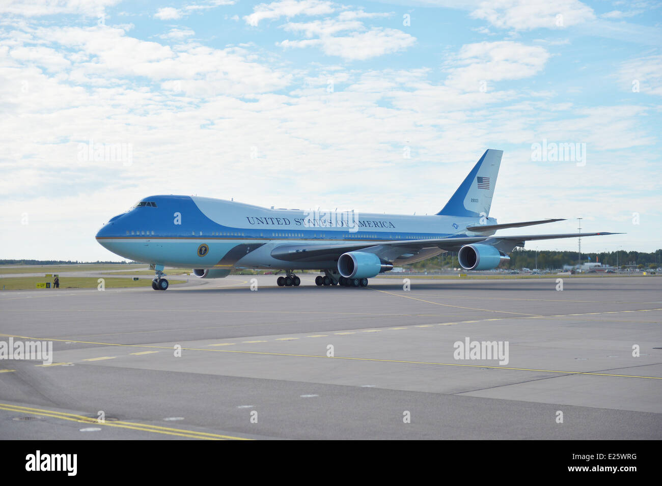 US-Präsident Barack Obama kommt in der Stockholmer Flughafen Arlanda. Der Präsident wurde von begrüßt Vertreter die schwedische Regierung, Jan Björklund (liberale Partei), od, Minister Annie Loof und soziale Angelegenheiten Minister Göran Hägglund (KD). Es ist das erste Mal, die Air Force One seit 2001 in Schweden gelandet war.  Wann: 04 September 2013 Stockfoto