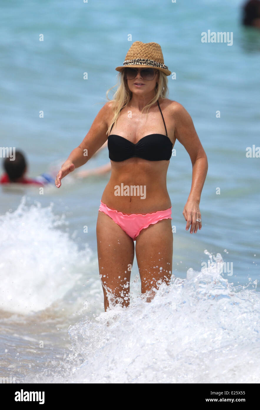 Star der 'The Hausfrauen von der OC' Tamra Barney verbringt Zeit mit ihrer Familie am Strand Featuring: Tamra Barney Where: VBeach Miami, Florida, USA bei: 28. August 2013 Stockfoto