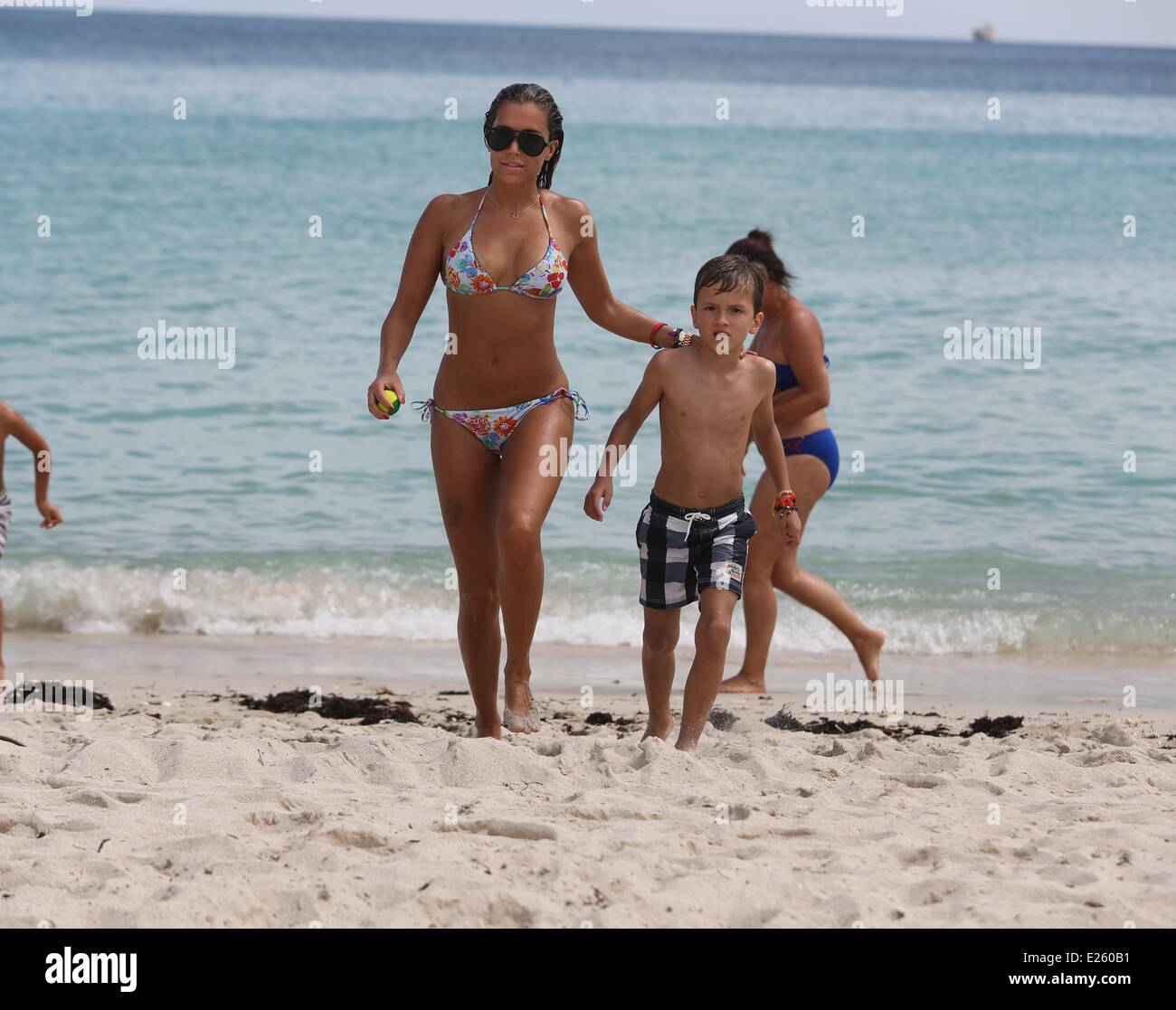 Sylvie van der Vaart (Ehefrau von Rafael van der Vaart) trägt einen floralen Bikini während Sie die Sonne im Urlaub Miami Beach mit: Sylvie van der Vaart wo: Miami Beach, Florida, USA bei: 9. Oktober 2013 Stockfoto