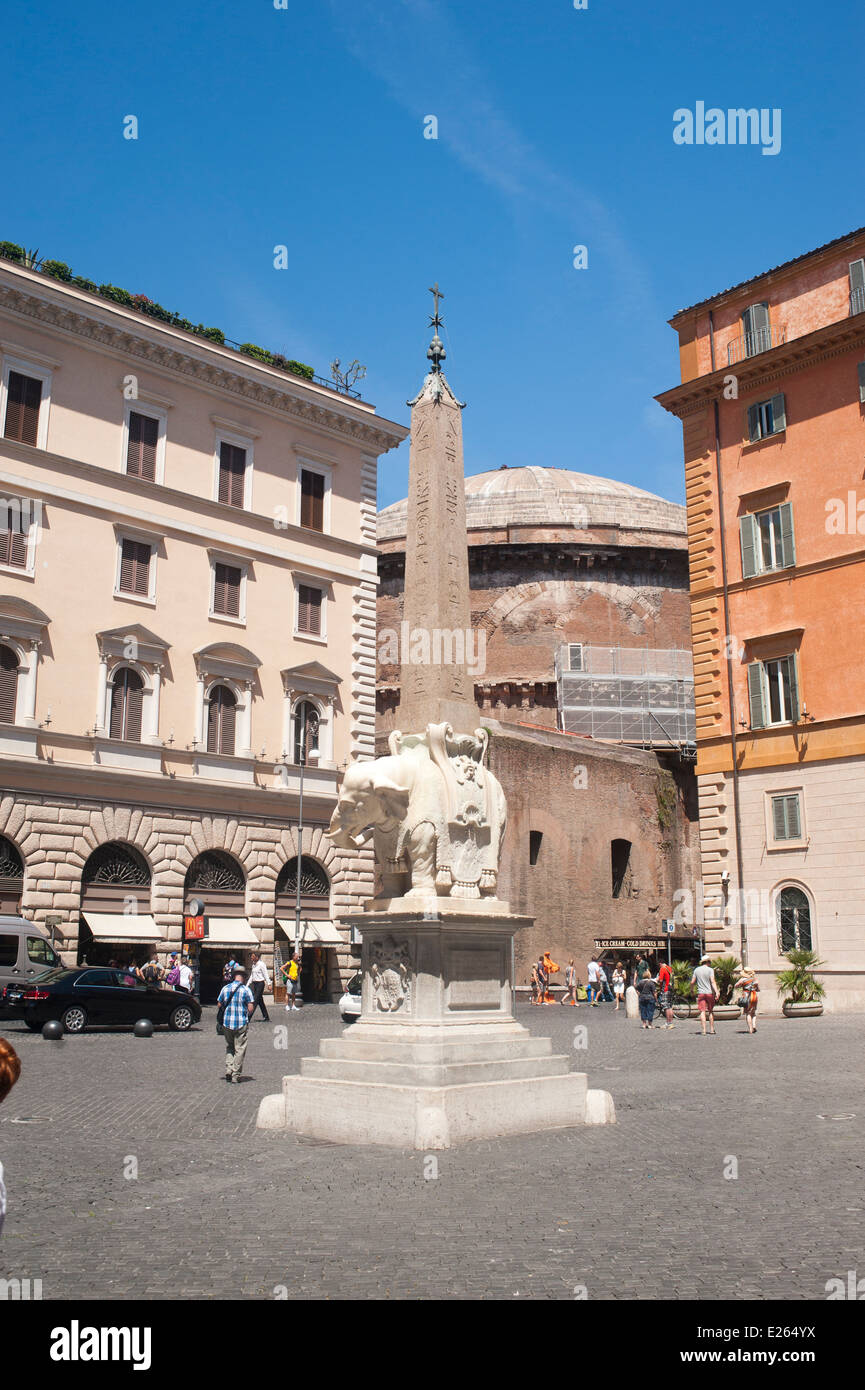 Rom Italien 2014 - Piazza della Minerva mit dem Obelisk und Elefant von Gian Lorenzo Bernini Stockfoto
