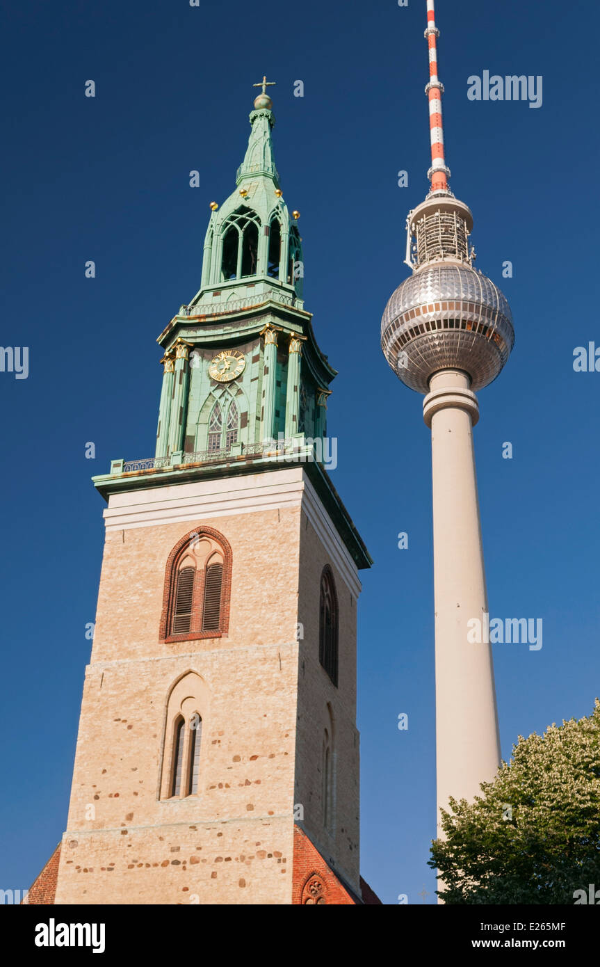 St. Marienkirche St. Marien Kirche und TV Turm Alexanderplatz Berlin Deutschland Stockfoto