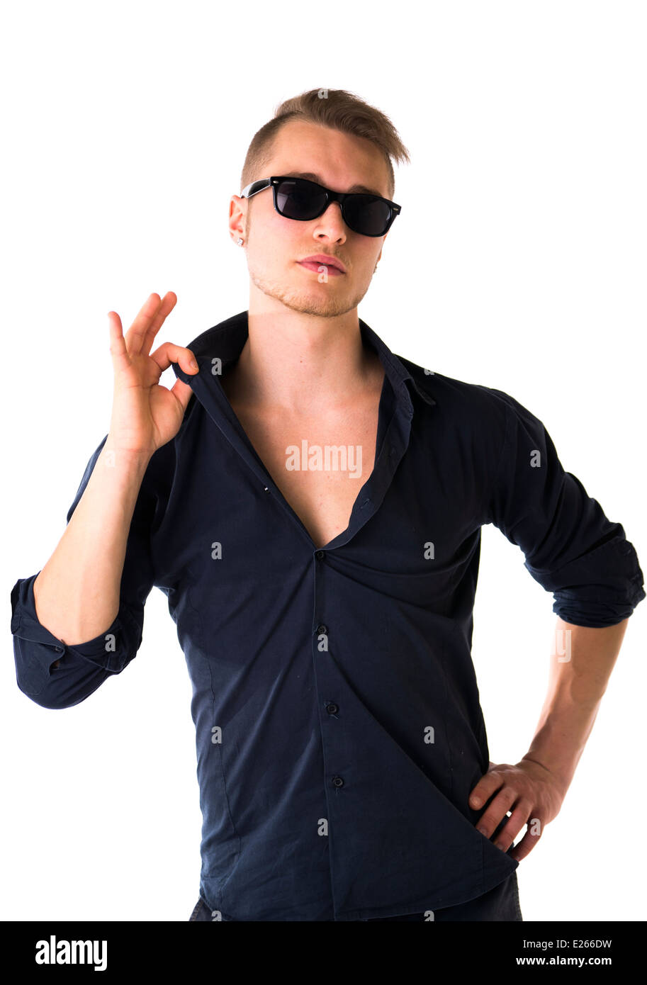 Cool zuversichtlich blonden jungen Mann mit Sonnenbrille und blauem Hemd, isoliert auf weiss Stockfoto