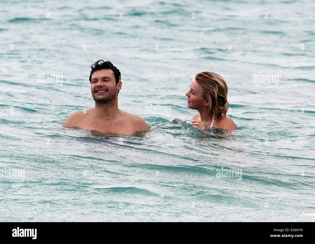 Ryan Seacrest und Julianne Hough wurden am Strand in den Wellen in St(00)