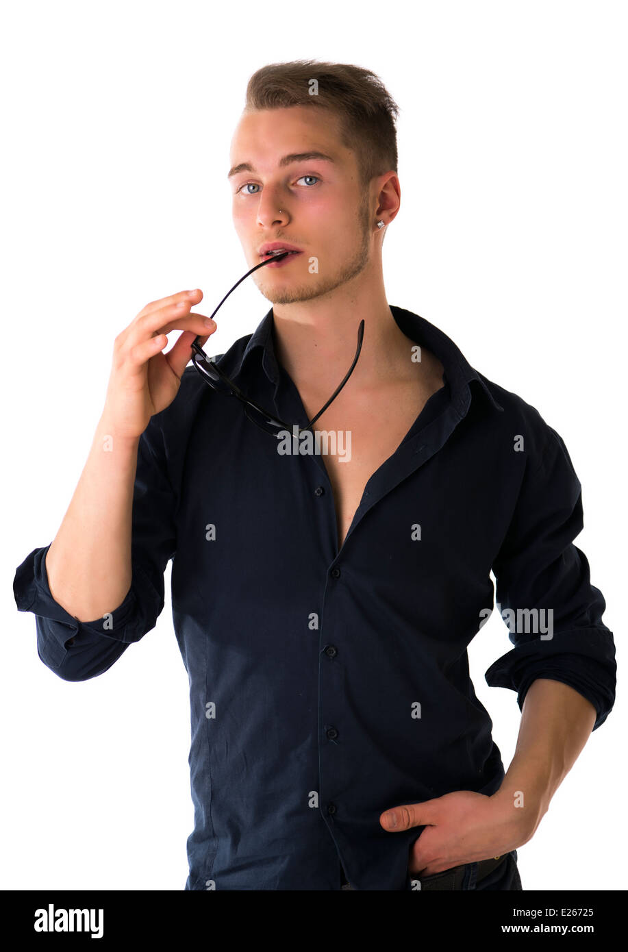 Cool zuversichtlich blonden jungen Mann mit Sonnenbrille und blauem Hemd, isoliert auf weiss Stockfoto