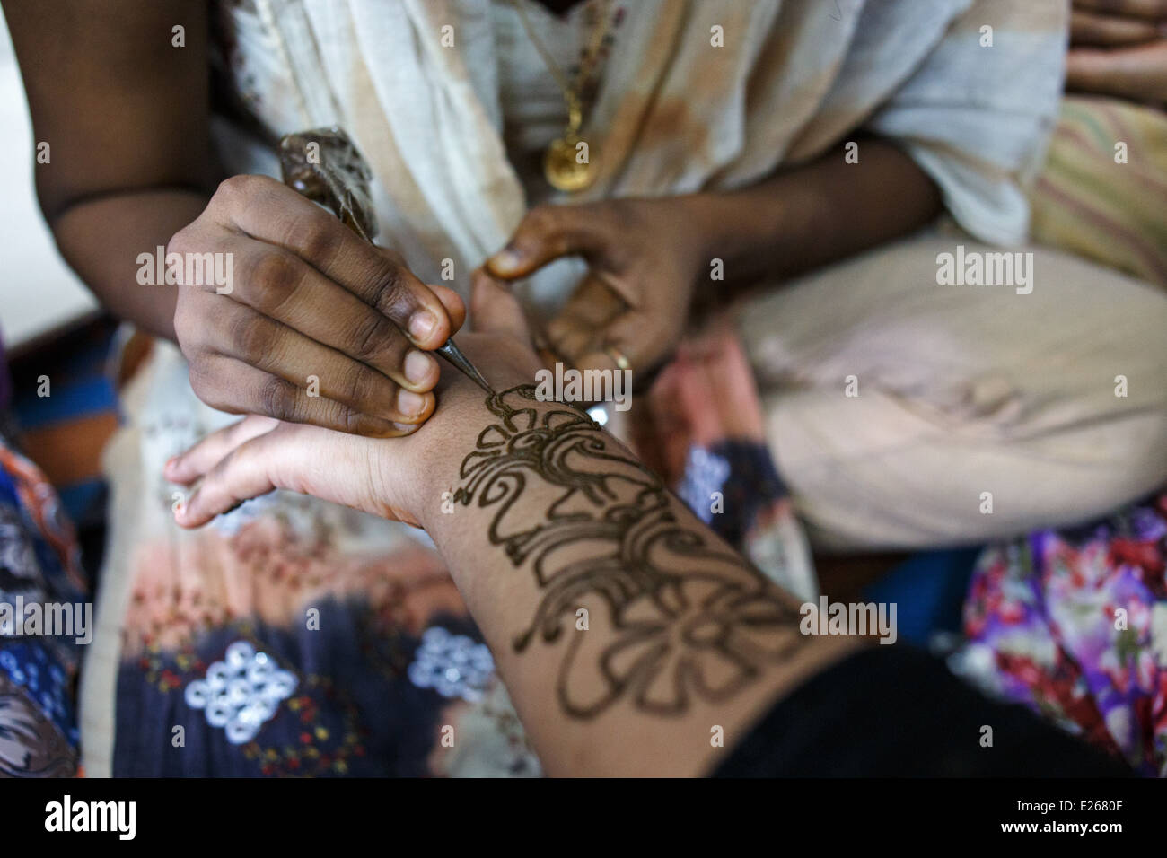 Mehndi (Heena, Henna) Hand Dekoration in Kandivali Bereich von Mumbai, Indien. Stockfoto
