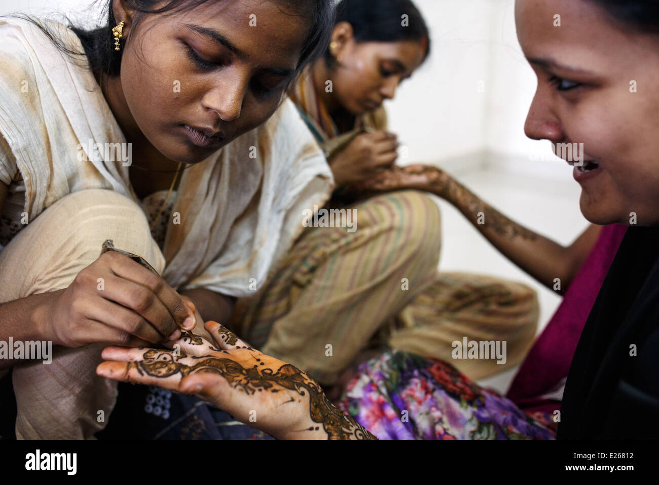 Eine Mehndi (Heena, Henna) Kunst-Klasse geführt von einer lokalen NGO in Kandivali Bereich von Mumbai, Indien. Stockfoto