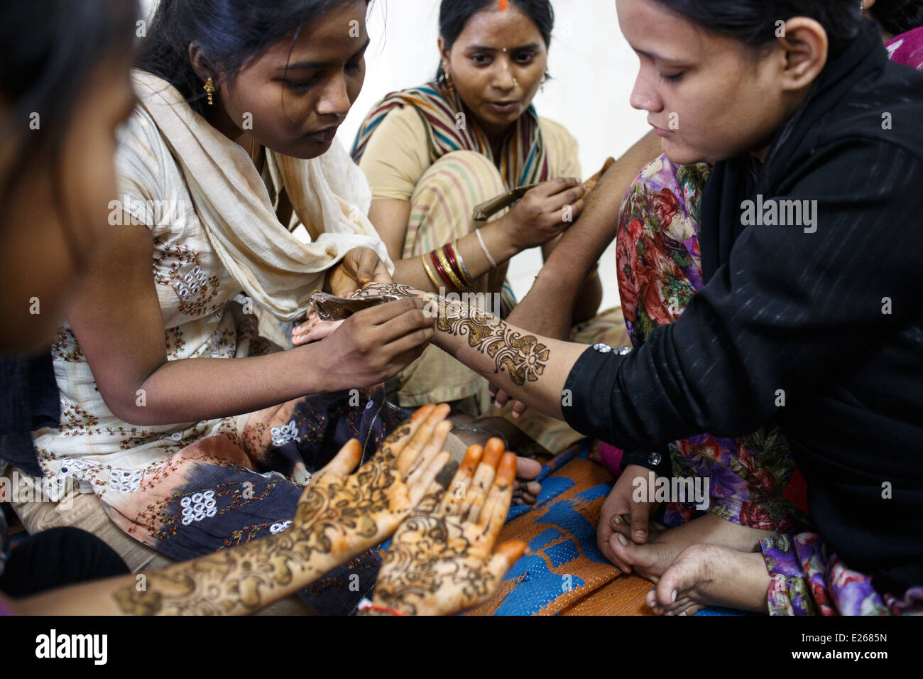 Eine Mehndi (Heena, Henna) Kunst-Klasse geführt von einer lokalen NGO in Kandivali Bereich von Mumbai, Indien. Stockfoto