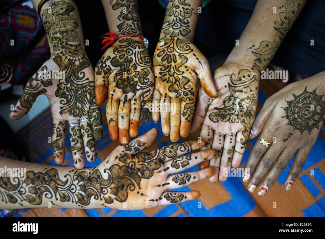 Hände im Mehndi (Heena, Henna) Kunst-Klasse, die von einer lokalen NGO in Kandivali Bereich von Mumbai, Indien laufen dekoriert. Stockfoto