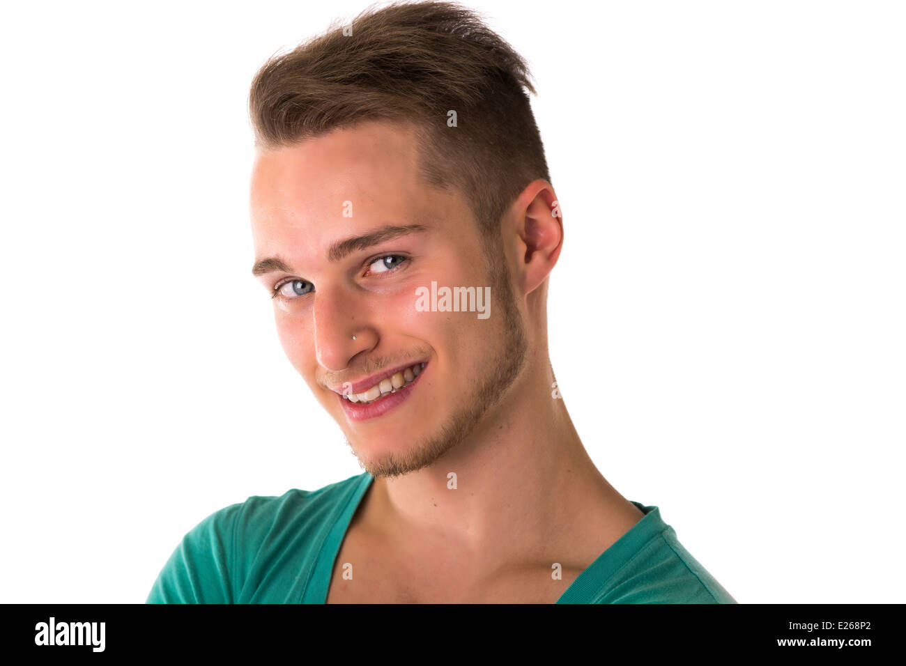Attraktive Blond, blaue Augen jungen Mann lächelnd und Blick in die Kamera, isoliert Stockfoto