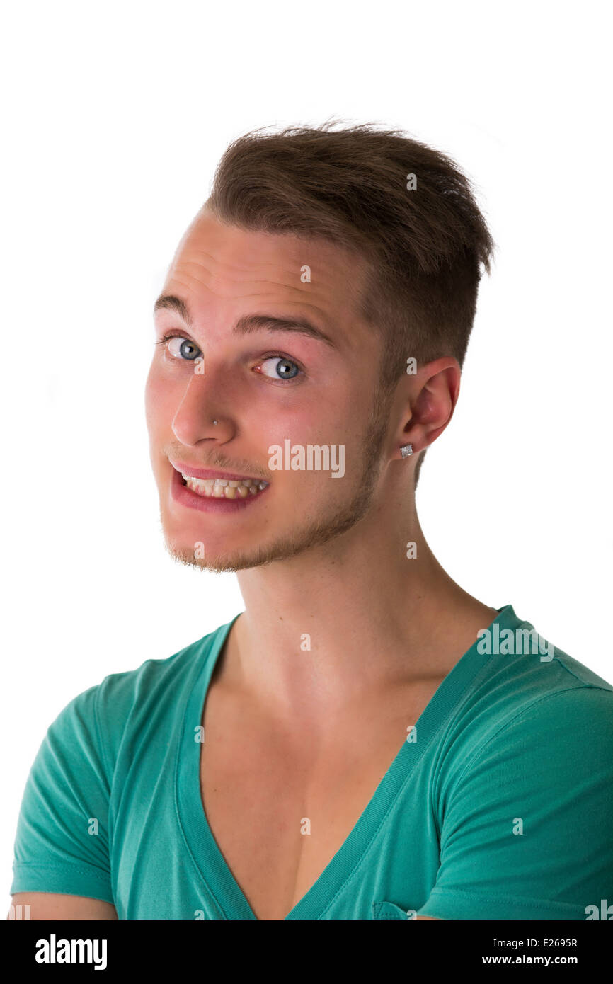 Attraktive Blond, blaue Augen jungen Mann lächelnd und Blick in die Kamera, isoliert Stockfoto