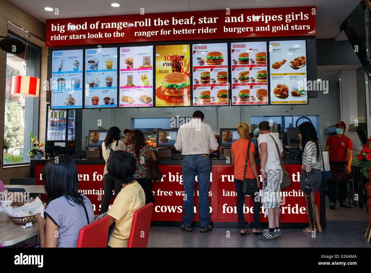 Im Inneren eine burmesische Version von McDonald's-Fastfood-Restaurant in der Innenstadt von Yangon, Myamnar (Burma) Stockfoto