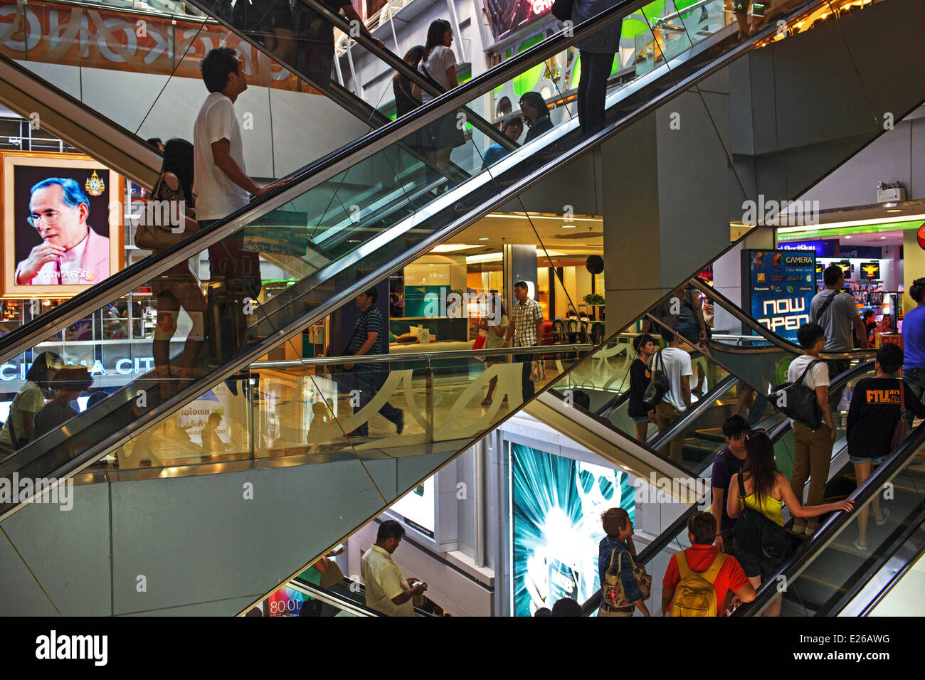 Rolltreppen und Shopper im Einkaufszentrum MBK Center (Mahboonkrong) in Siam Plaza-Bereich von Bangkok, Thailand. Stockfoto