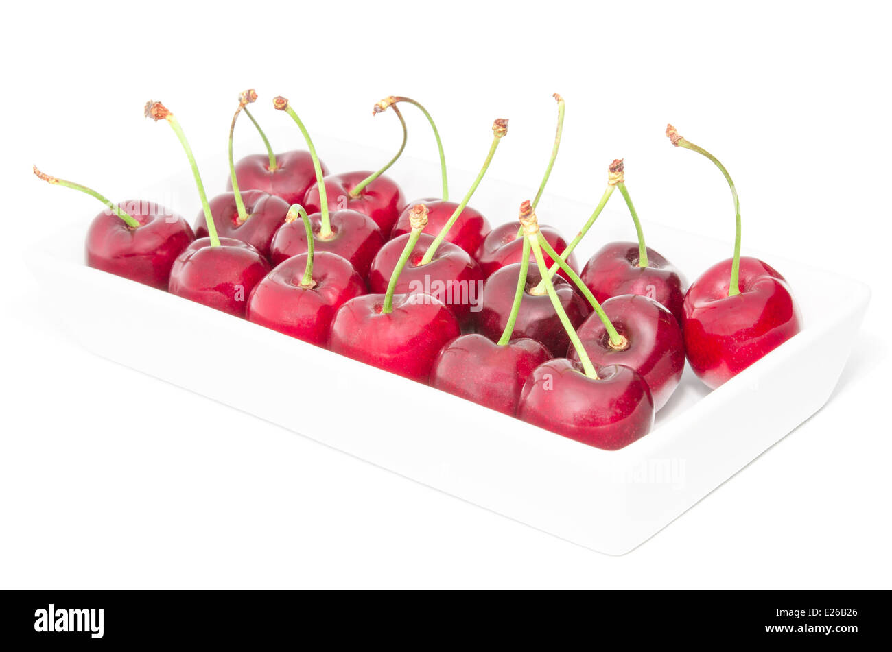 Weiße quadratische Schale arrangiert mit großen Reifen süße saftige Kirsche Beeren leckere Früchte, isoliert auf weiss Stockfoto