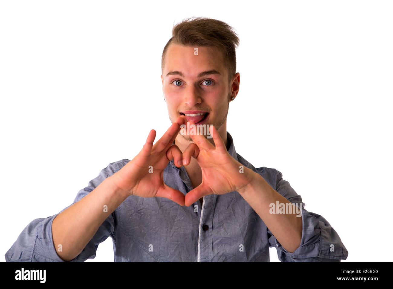 Glücklich blonden jungen Mann tut Herz oder Liebe Zeichen mit Händen isoliert auf weiss Stockfoto