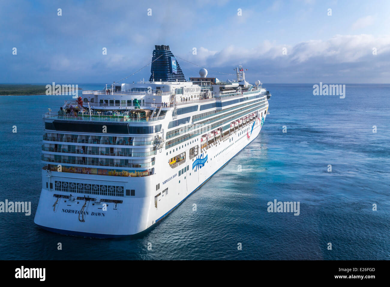 Das Kreuzfahrtschiff Norwegian Dawn am Hafen Costa Maya, Mexiko. Stockfoto