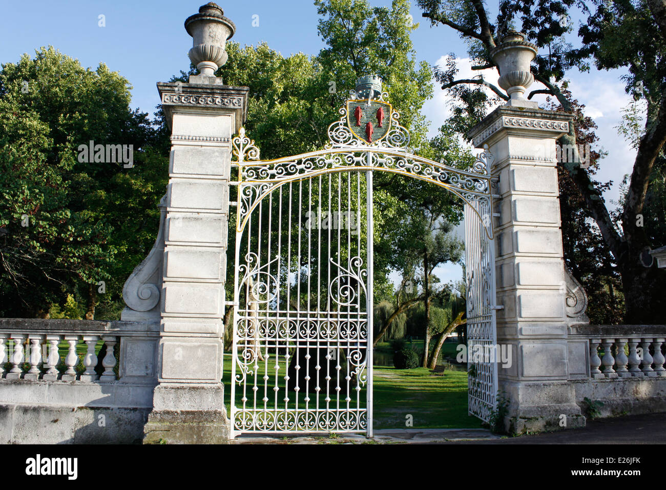Eingang und Tür der Park von Jarnac, Charente, Poitou Charentes, Frankreich. Stockfoto