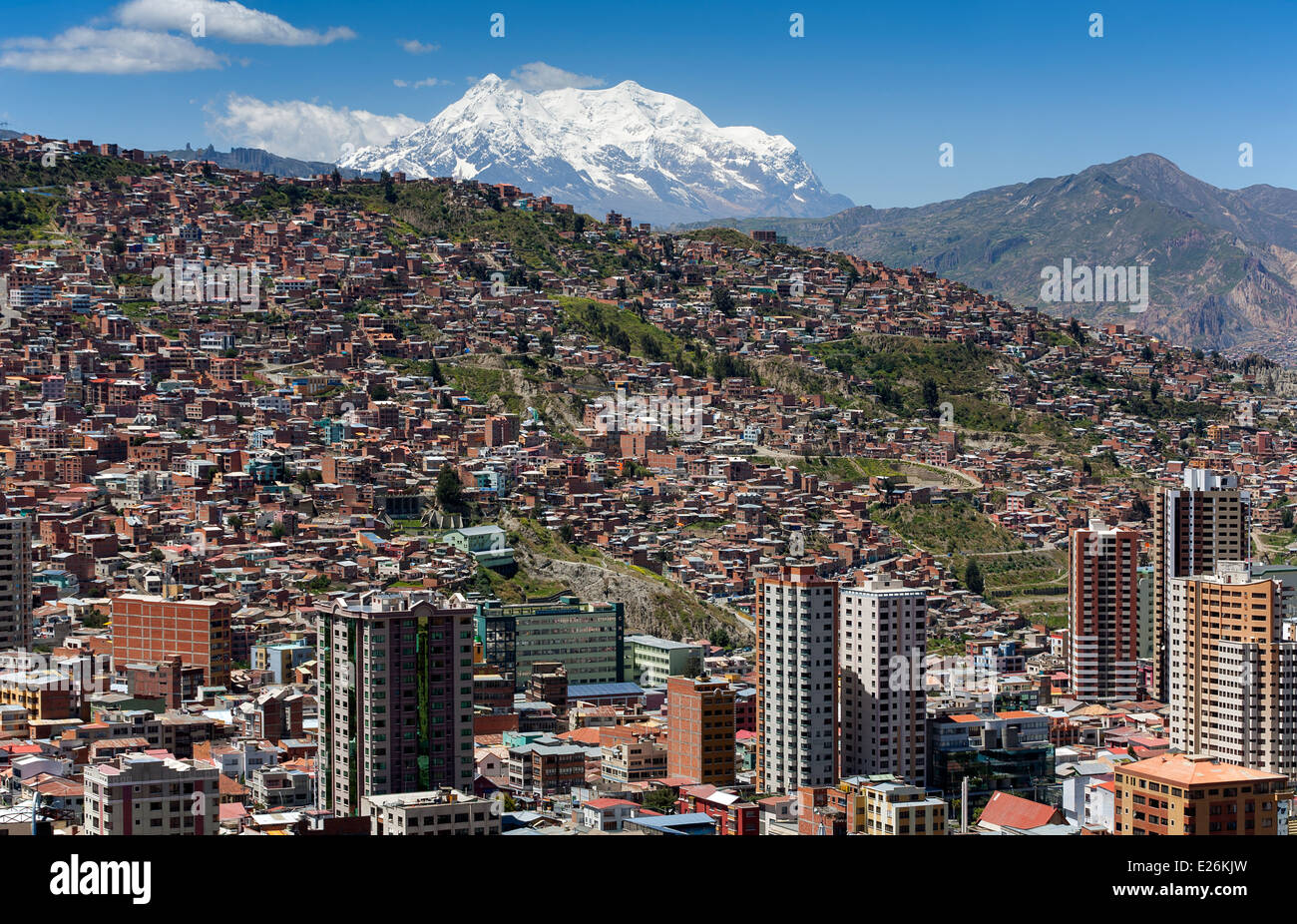 La Paz und Mount Illimani (6462mts). Blick vom Aussichtspunkt Kili Kili. Bolivien Stockfoto