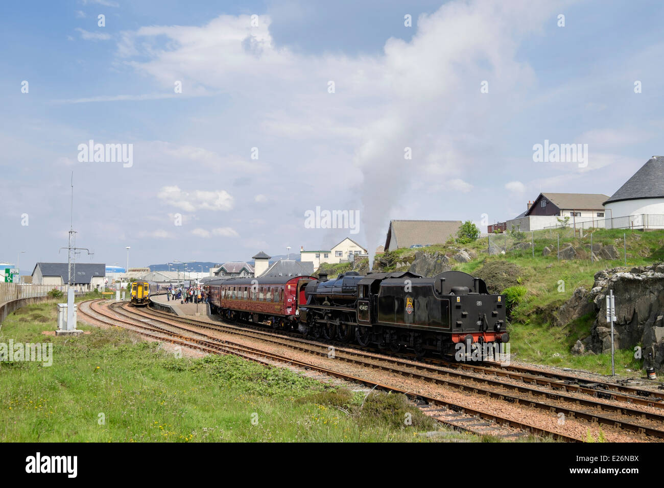 Jacobite Dampfzug der Lancashire Füsilier auf West Highland Railway Vorbereitung nach Fort William von Mallaig Lochabar Highland Schottland Großbritannien abzuweichen. Stockfoto