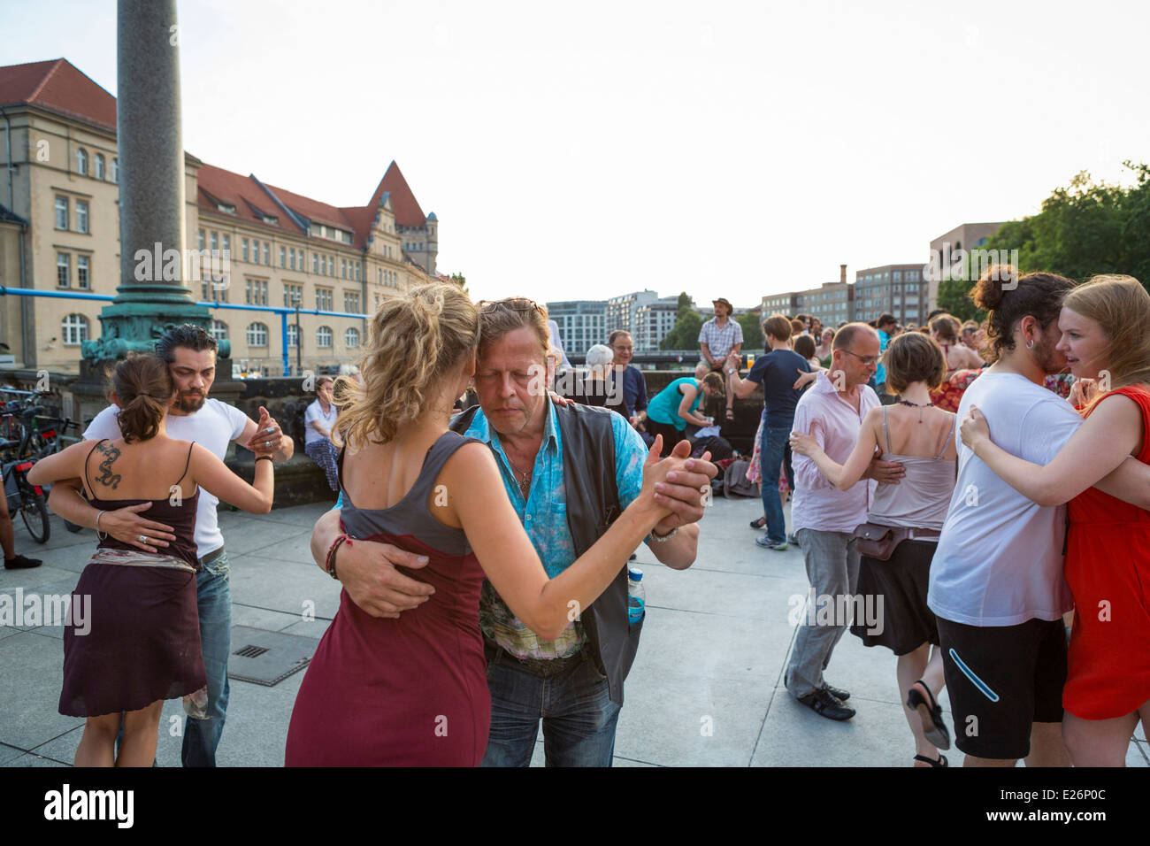 Berliner Straßenszene von Menschen tanzen Tango im Freien in Berlin am Abend Stockfoto