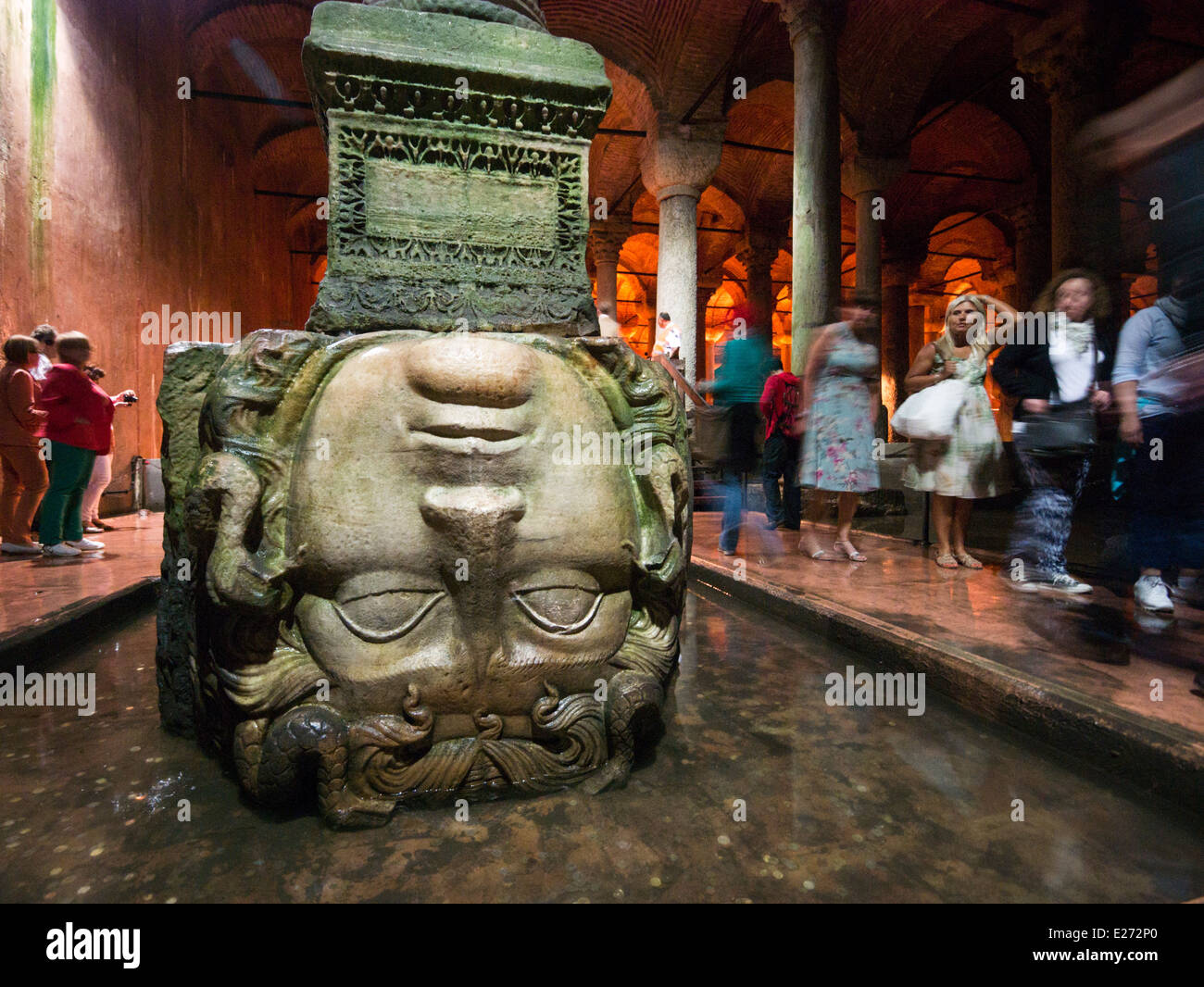 Medusas Kopf am unteren Rand einer Spalte im Inneren der Basilika Zisterne, Istanbul, Türkei Stockfoto
