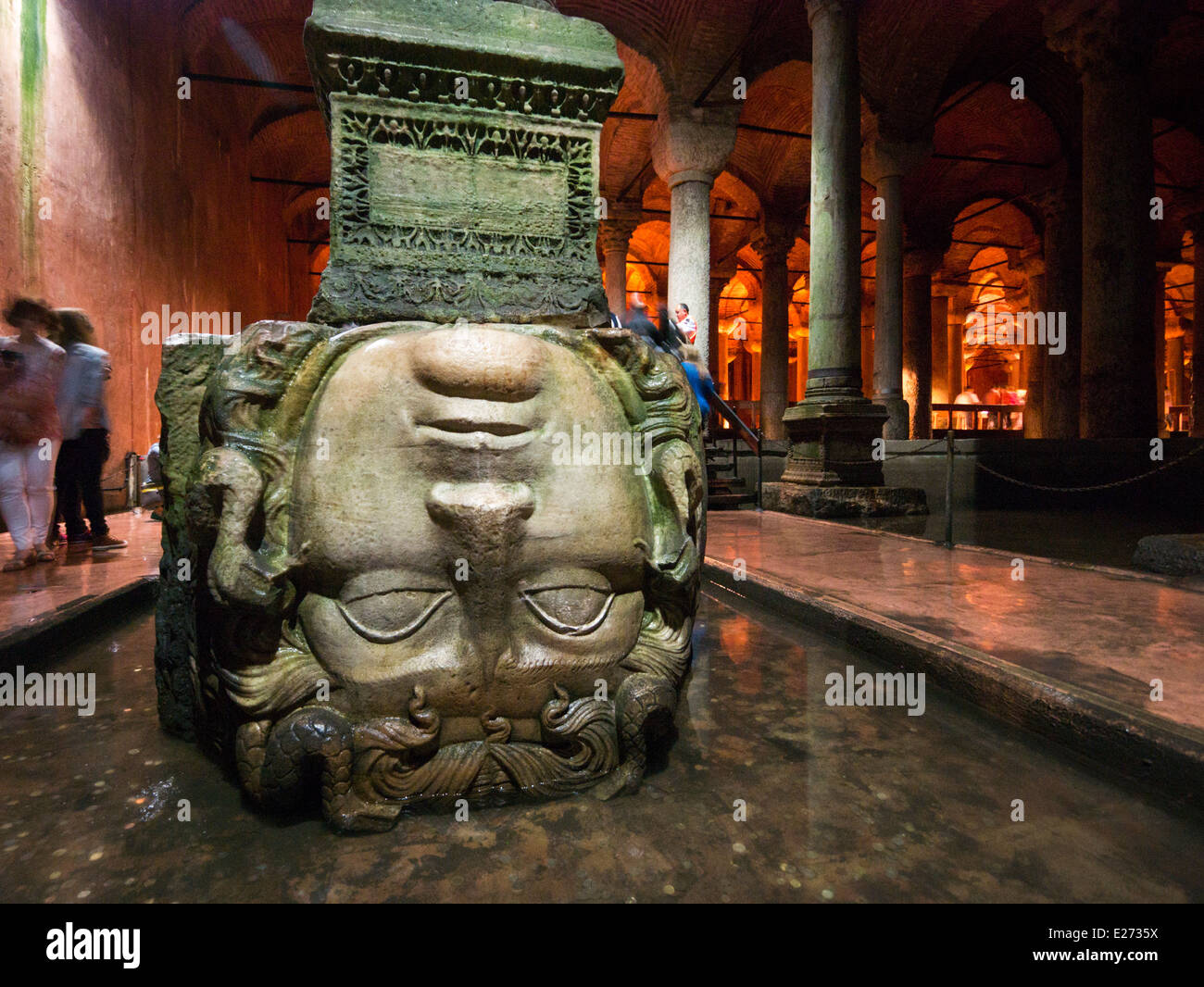 Medusas Kopf am unteren Rand einer Spalte im Inneren der Basilika Zisterne, Istanbul, Türkei Stockfoto