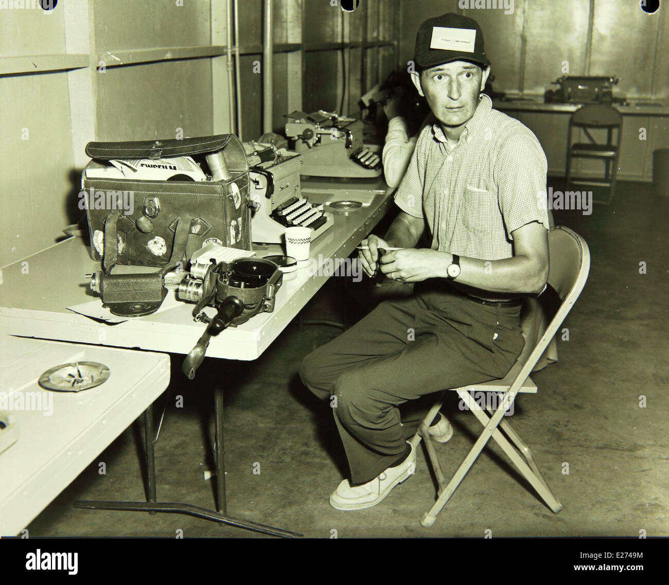 Dieses Foto aus dem Convair/General Dynamics Werk in den 1950er Jahren zeigt das Personal, das am B-58 Hustler arbeitete, einem Überschallbomber, der während des Kalten Krieges entwickelt wurde. Die B-58 spielte eine wichtige Rolle bei Operationen der US Air Force. Stockfoto