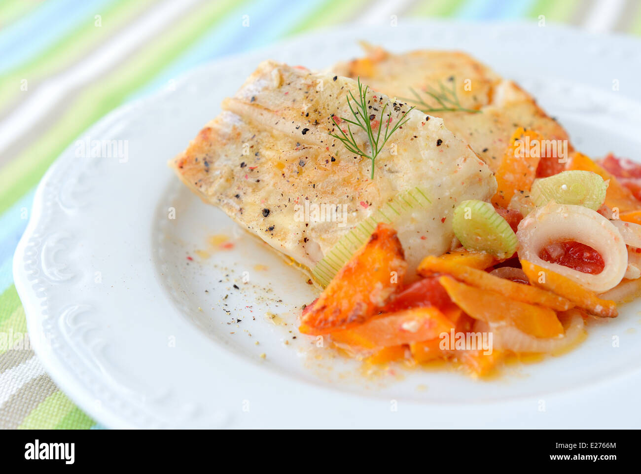 Gedünsteten Fisch Schellfisch mit Gemüse Stockfoto