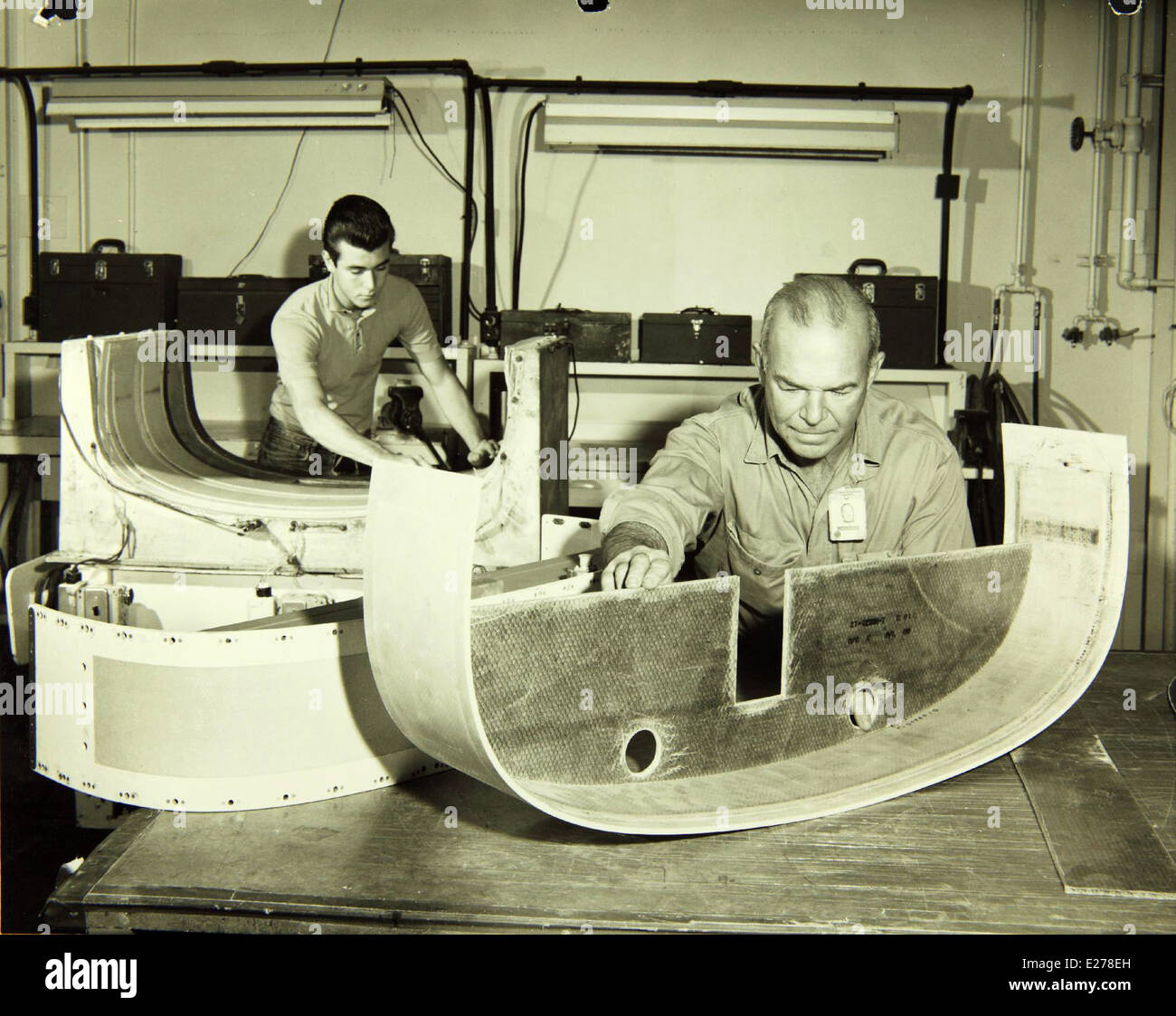 Dieses Bild aus den 1960er Jahren zeigt das Personal und den Betrieb im Convair/General Dynamics-Werk. Das Jahrzehnt war eine Schlüsselperiode für die Herstellung und Innovation in der Luft- und Raumfahrt und trug zur Entwicklung militärischer und ziviler Flugzeuge bei. Stockfoto