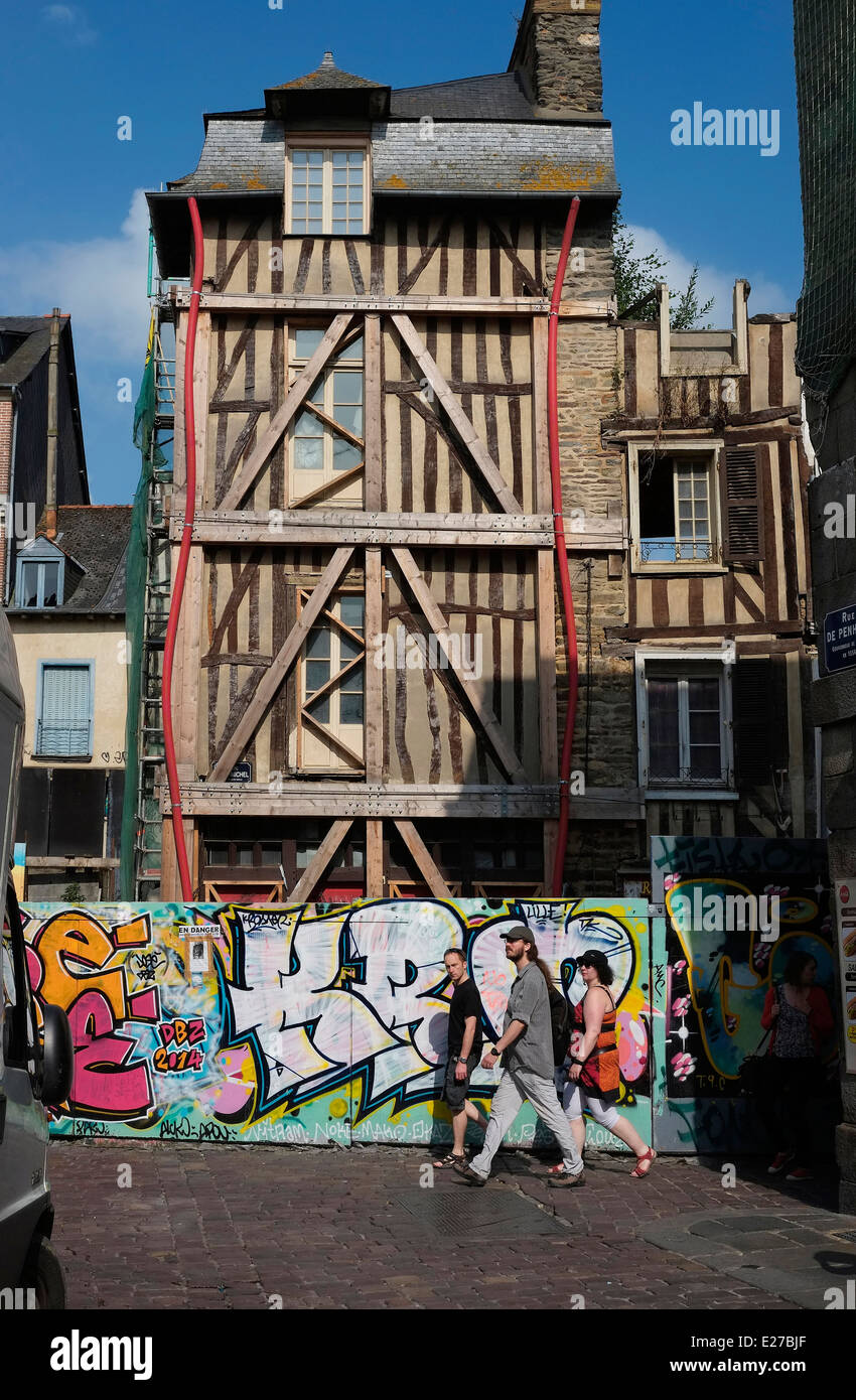 halbe Fachwerkhaus Gebäude Reparaturen, Rennes, Bretagne, Frankreich Stockfoto