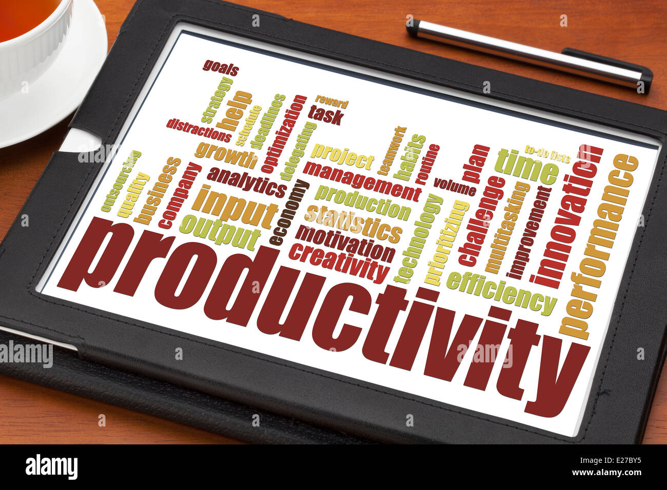 Produktivität-Wortwolke auf digitale Tablett mit Tee Stockfoto