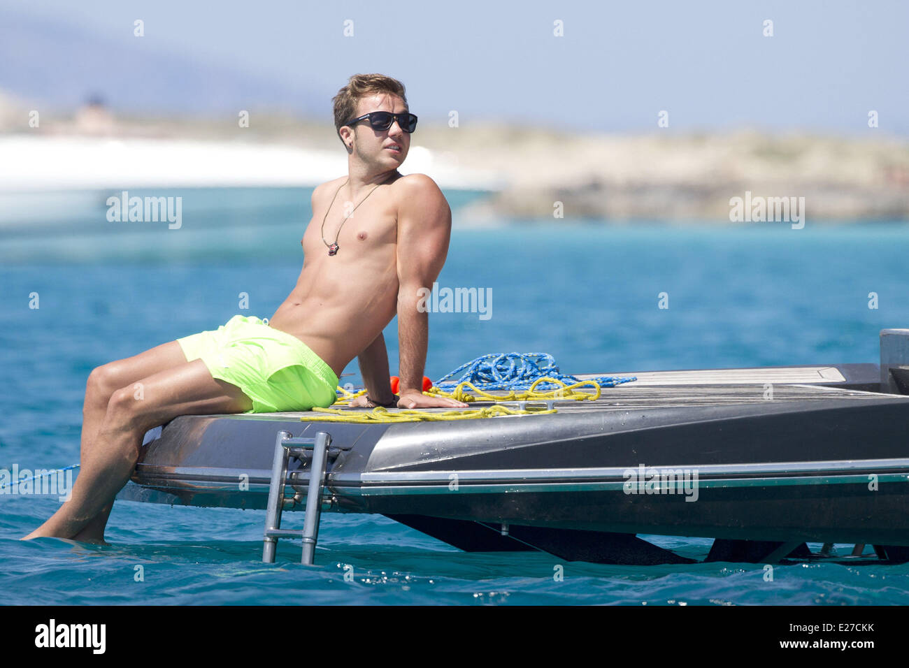 Deutscher Fußballer Mario Gotze und seine Model-Freundin Ann Kathrin Vida  genießen die Sonne und das Meer auf einer Yacht, im Urlaub auf Ibiza. Gotze  vor kurzem übertragen von Borussia Dortmund zu wölben